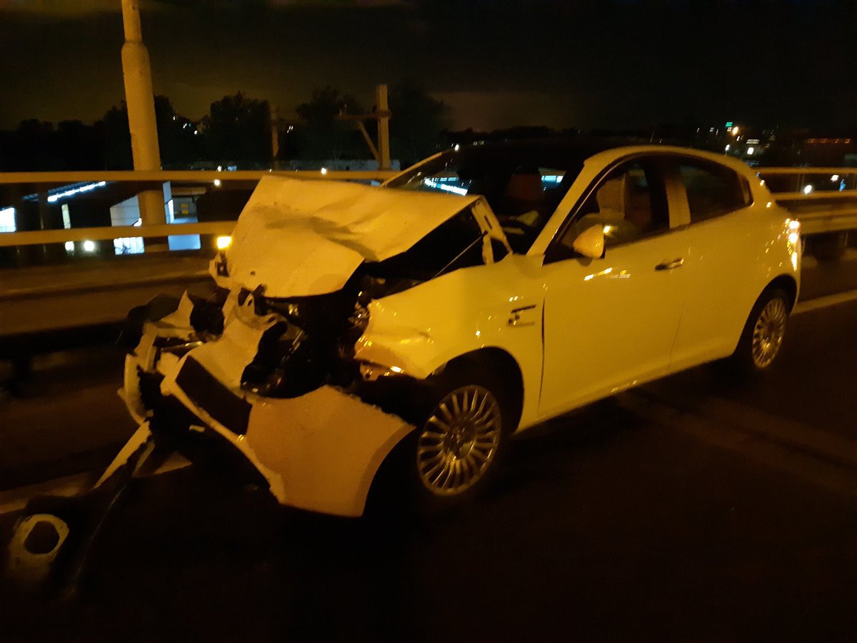 Na mijn filmpje over het rode kruis zijn dit foto’s van afgelopen nacht ben blij dat de collega’s die daar aan werk waren met de schrik vrij zijn gekomen maar het had ook anders kunnen aflopen blijf opletten en negeer geen ❌❌<a href="/Vreugdenhil_/">Vreugdenhil Berging</a> <a href="/RWSverkeersinfo/">Rijkswaterstaat Verkeersinformatie</a> <a href="/RedactieD8/">District8.net</a> @POL_TVDH