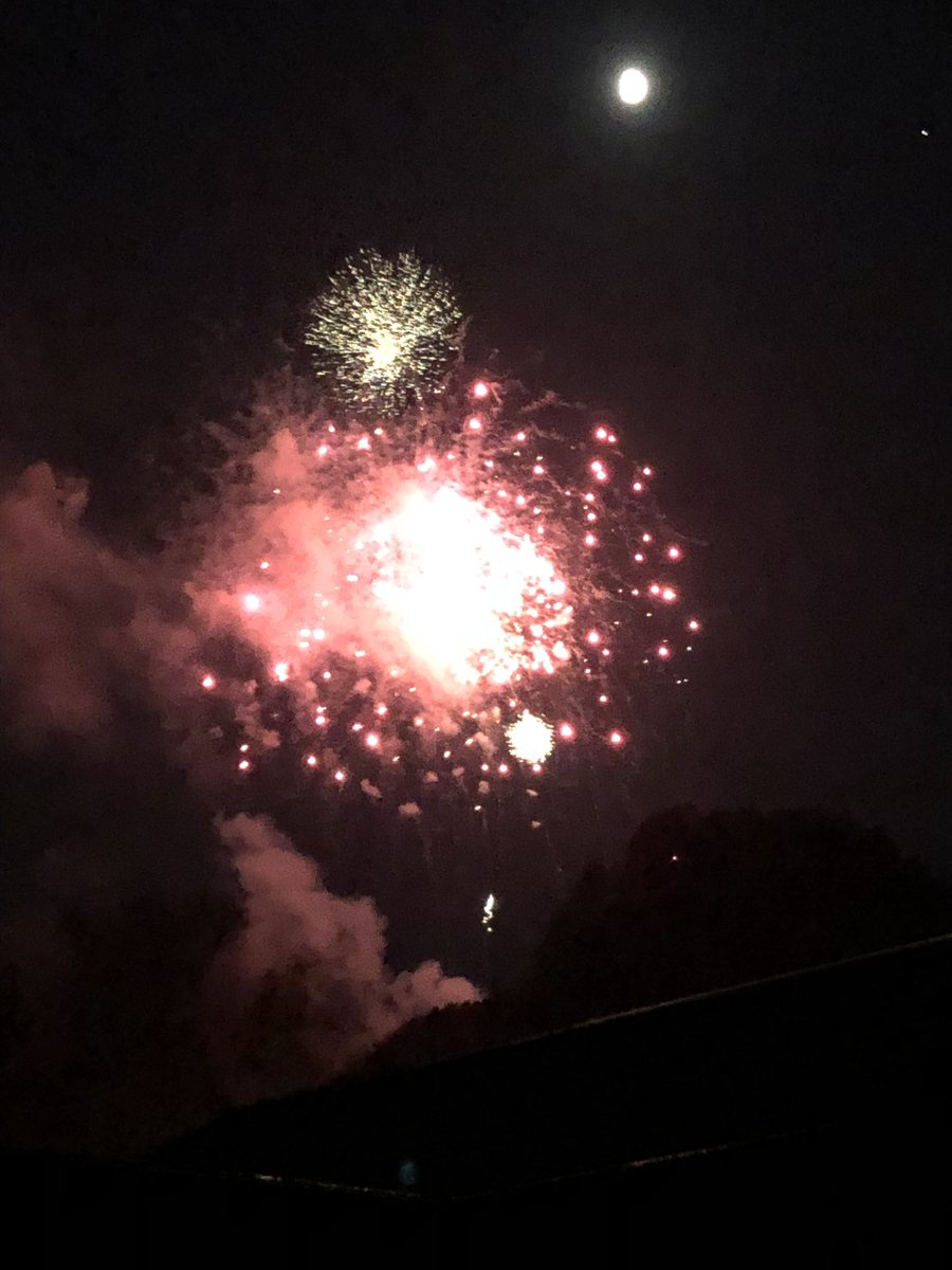 KARUPASU13's tweet photo. 奥多摩花火大会に行ってきました。
とても美しく感動しました🥺
※あまり綺麗に撮れませんでした。
すみません🙇‍♂️🙇‍♀️ https://t.co/I8Q2h6T6Ns