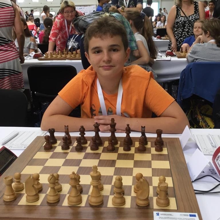ffechecs's tweet photo. 🇫🇷🏆 Il l'a fait ! Marc'Andria Maurizzi est champion d'Europe d'#échecs chez les moins de 12 ans ! Il est aussi l'un des plus jeunes maîtres internationaux de l'histoire du jeu d'échecs à seulement 12 ans, et le plus jeune joueur de l'histoire à intégrer l'équipe de France👏 https://t.co/XcyeQhXFo7