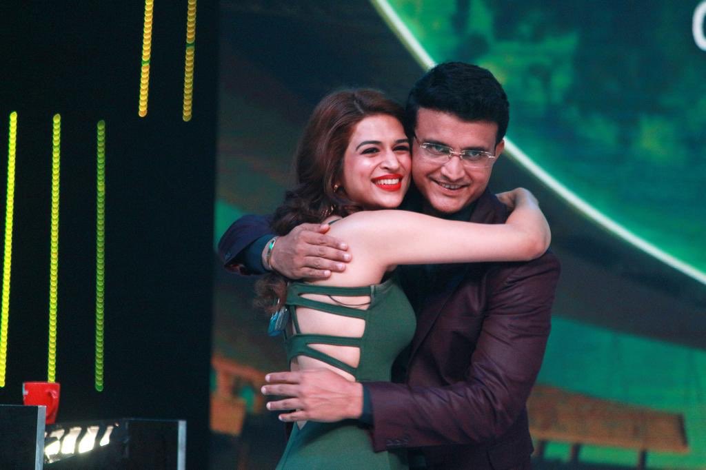 shraddhadas43's tweet photo. When you want something,all the universe conspires in helping you reach it! The only Cricketer i have been an admirer and fan of all my life,The God of Offside @SGanguly99 😍 Got to meet him again like this💃Watch team #Panther on Dadagiri tonite at 9.30 pm on Zee Bangla and Zee5 https://t.co/EZAsE3R8Cg