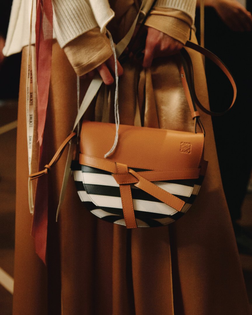 LoeweOfficial's tweet photo. As seen backstage at #LOEWEFW19 Womens show, strong monochrome stripes bring a nautical influence to our iconic #GateBag.
Now available in store and on https://t.co/V7jZ2gc8SM
#LOEWE https://t.co/zHMyBMQISw