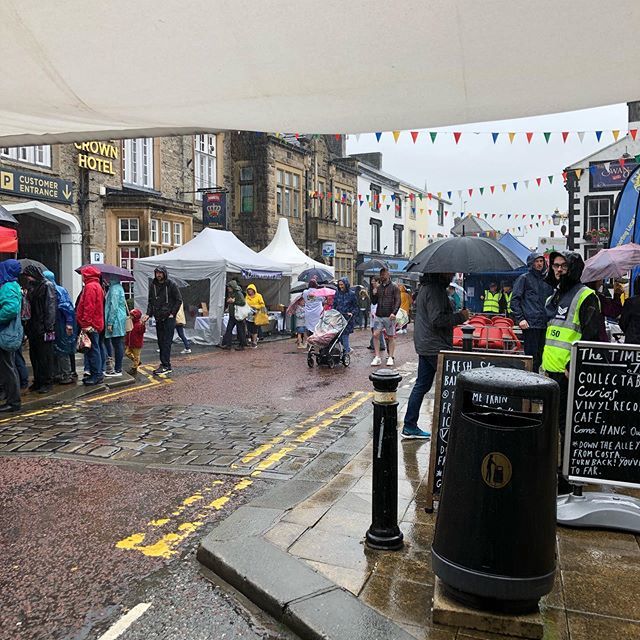 ChocAmorUK's tweet photo. View from my office window today. @clitheroefoodfestival and the rain has not dampened the mood. #wellingtonboots #rain #chocolate #happy #fiendishlygood #flavourobsessed https://t.co/ymNZIAHHk9