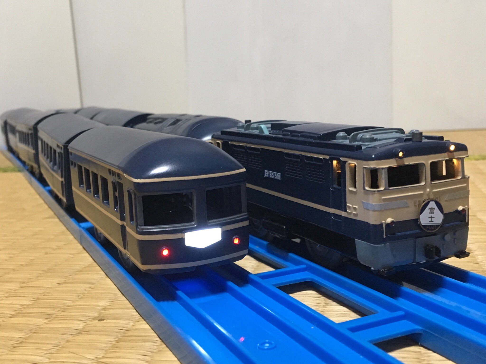 たまプラ 改造プラレール 系富士完成 1970年頃がモデル プラレール ではナハネフ22しか製品化されていないので 中間車や電源車を複製したり他の車両から改造して製作しました ずっと作りたかった系 遂に完成しました T Co Ubnyigdddv