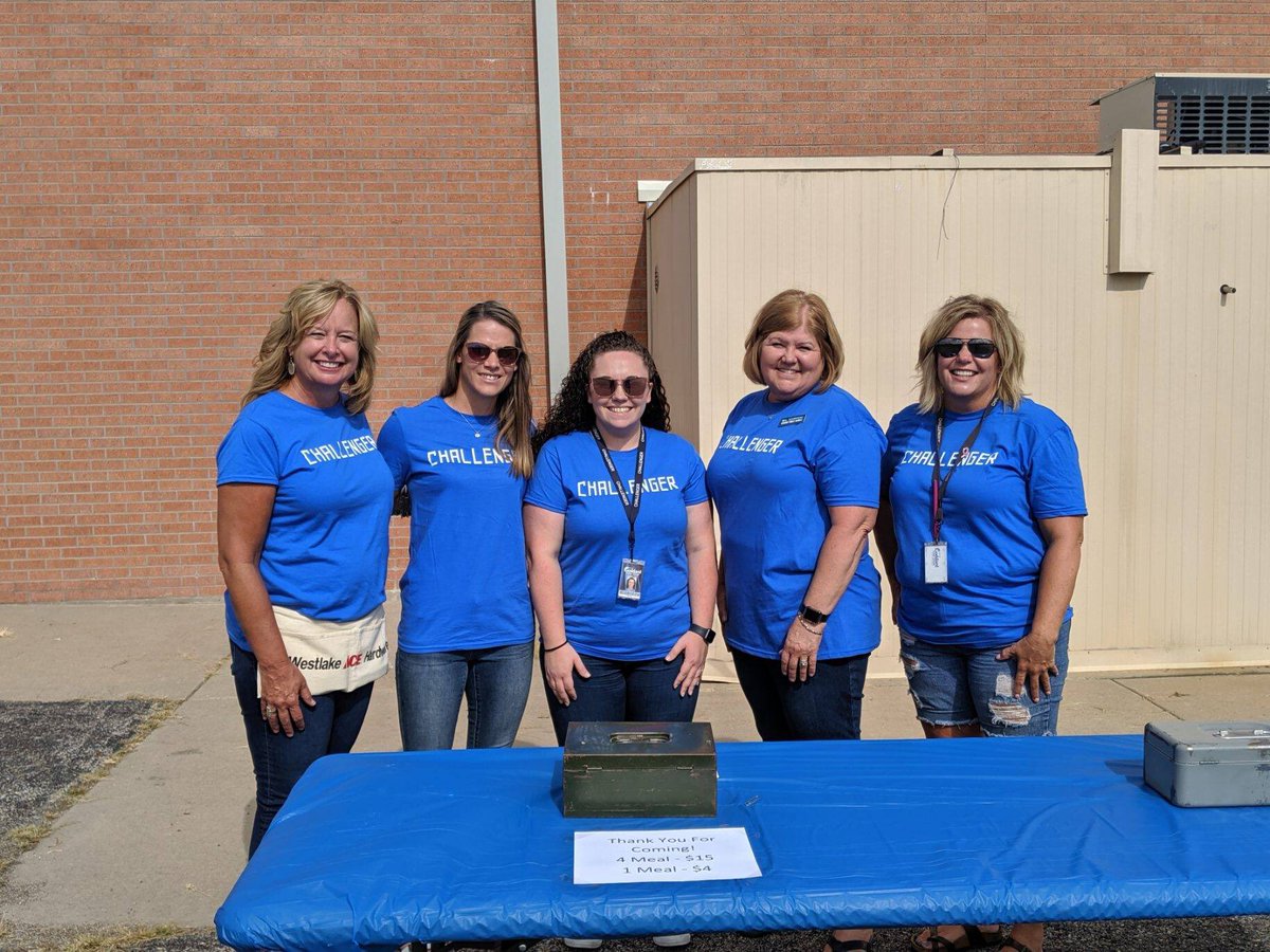 pscheer10's tweet photo. A great time was had by all at the Challenger BBQ last night! Such a fun way to welcome new families into our Challenger Family! See you all on Monday @ Open House! 😊💙 @USD265_Goddard @USD265_CHA https://t.co/82jaZ6eLfO