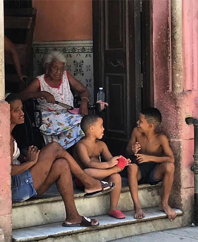 ~CUBA~  This is a typical Cuban picture. Sitting  in front of your house with the family, talking, looking, relaxing.  #cuba #travelcuba #cuba_gallery #travel #instatravel #leukeadresjes ift.tt/2Ma4WTz