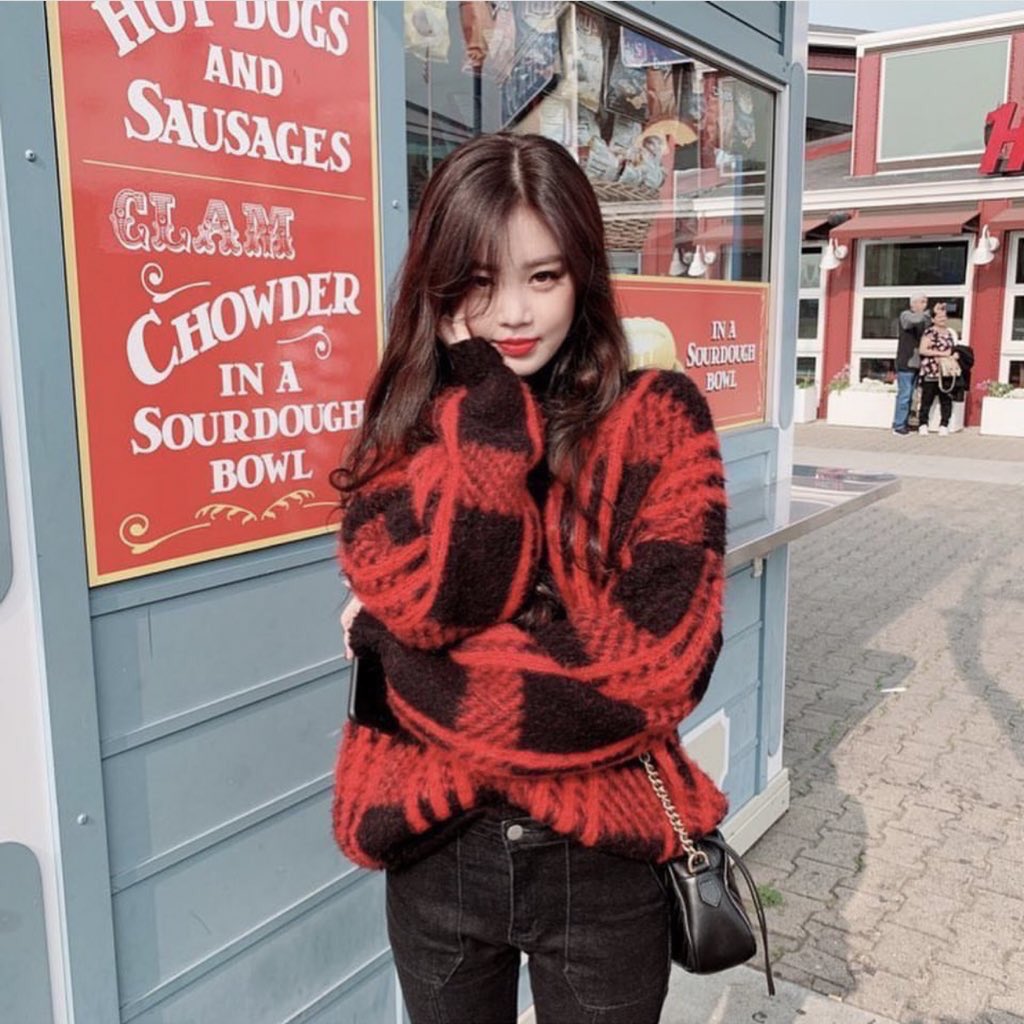 SOOJINSPIC's tweet photo. whose girlfriend is this? https://t.co/5ConMKS3ph