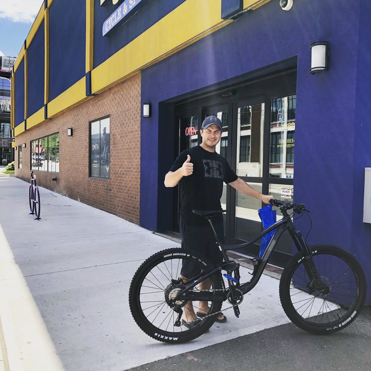 ZiggysCycleKW's tweet photo. #newbikeday This customer is stocked on riding his new @GiantCanada Trance 2 at the @WCCTrails ! We are thrilled we could get this bike for him!🚵🏻♂️🤩 #newbike #giantbicycles #trance2 #hydrocut #mountainbike #wrawesome #dtklove #happyriding https://t.co/n3h4rybJar