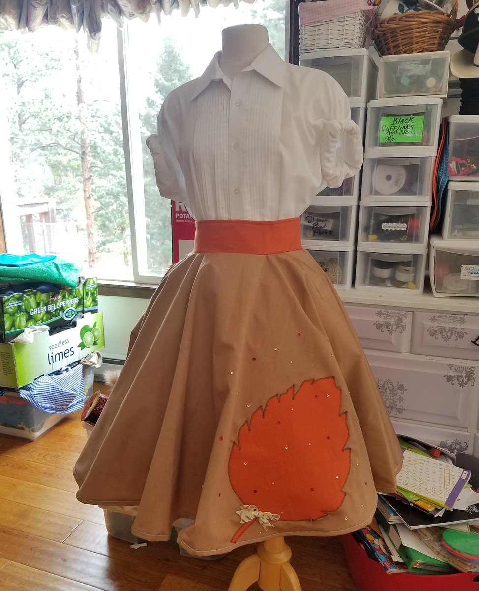 FruFrunFeathers's tweet photo. working on fall poodle skirts today! #fallwatch #fallasthetic #fallfashion #costuming #pinup #pinupgirl #poodleskirt https://t.co/VO6D3KrJxq