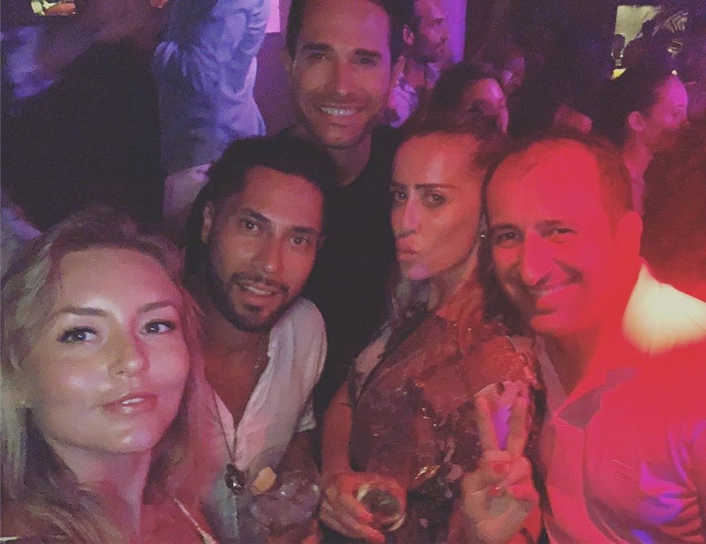 #Repost @mariajoserevert 
Los bichos nos fuimos a #djsebastiangamboa otra noche mágica cargada de súper buena energía y hierbas claramente #hierbasicenks Magia @Anboy88 @sebastianrulli #riksrep #ibiza2019 #vintageparty