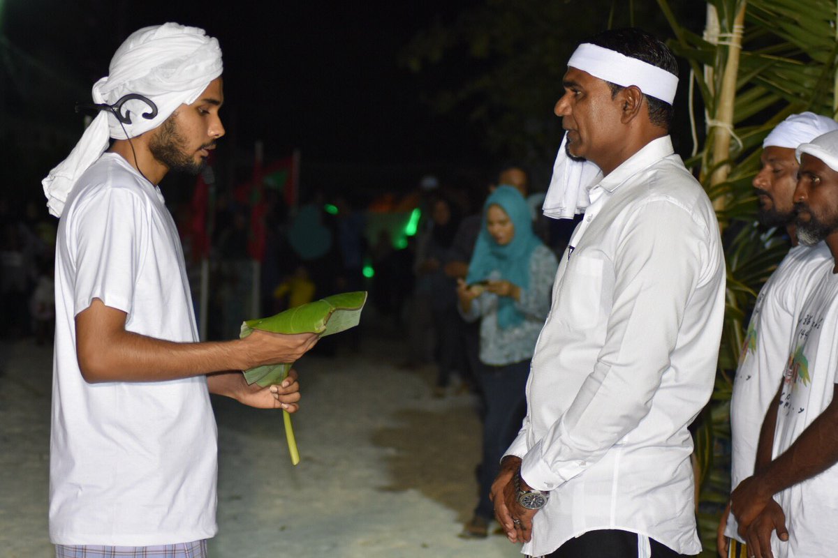 HomeMinistrymv's tweet photo. ޅ.ހިންނަވަރުގައި ޢީދު ކުޅިވަރުތައް ފެށުމުގެގޮތުން ޢީދު ވެދުމާ ދިއުން.
ސަރުކާރުން މިފަހަރު އީދު ފާހަގަކުރަނީ ހިންނަވަރުގައި.
"ގަނޑިޔަ ބޮޑު ޢީދު 1440 “ https://t.co/KFOnyafrcC