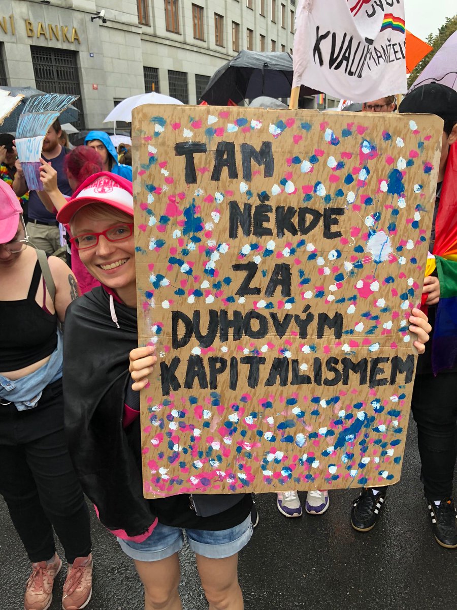 Soc_Sol's tweet image. Dnes jsme se společně s dalšími členy Alt*Pride zúčastnili pochodu Prahou v rámci Prague Pride. Jsme zásadní odpůrci útlaku na základě sexuální orientace. Zároveň si myslíme, že skutečnou svobodu lásce bez rozdílů může přinést až překonání kapitalimus. 
#PraguePride #AltPride