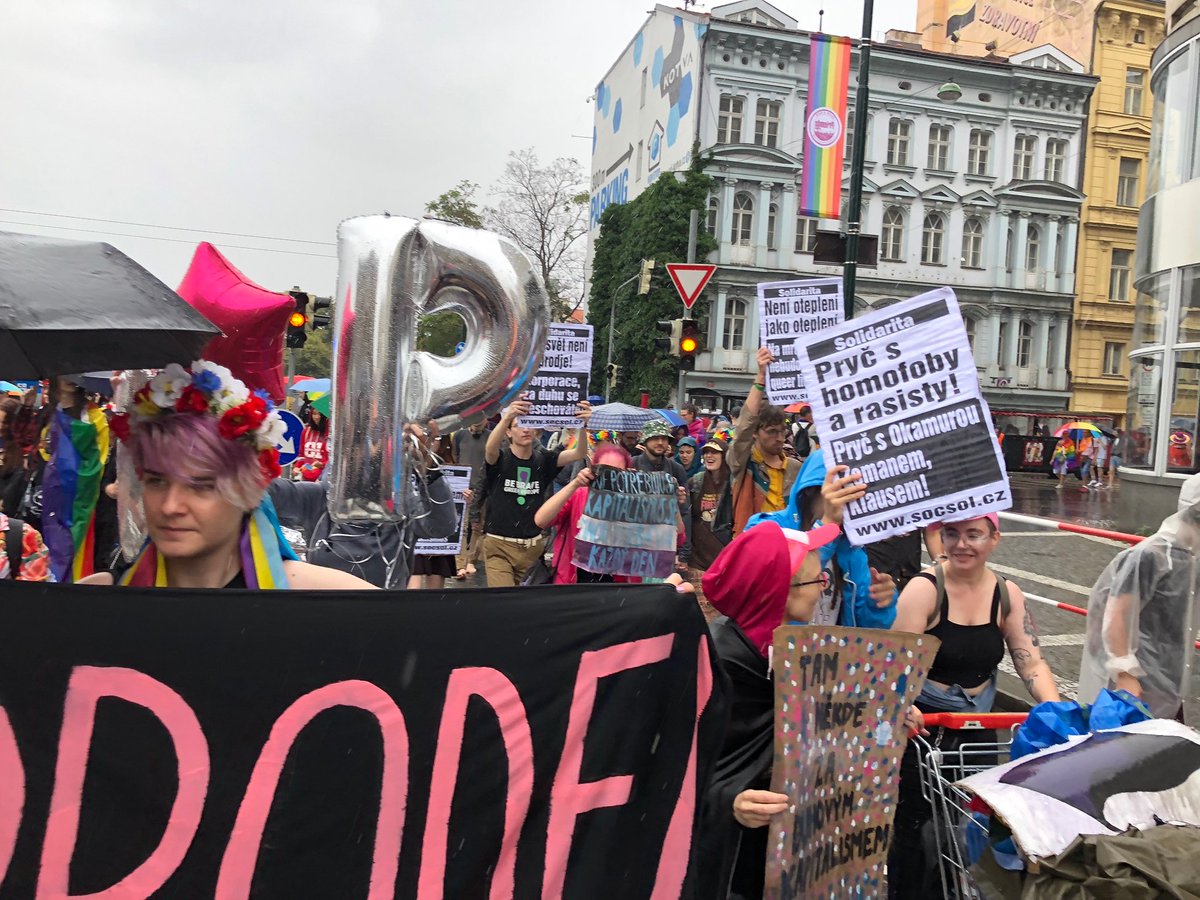 Soc_Sol's tweet image. Dnes jsme se společně s dalšími členy Alt*Pride zúčastnili pochodu Prahou v rámci Prague Pride. Jsme zásadní odpůrci útlaku na základě sexuální orientace. Zároveň si myslíme, že skutečnou svobodu lásce bez rozdílů může přinést až překonání kapitalimus. 
#PraguePride #AltPride