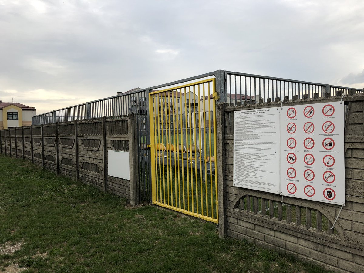 FIRST4LCFC's tweet image. Non-league football in Poland isn’t messing around. Away fans locked in a cage even at this level 😂 

KS Mszczonowianka Mszczonów away days 👏 Take note of the list of banned items 😬