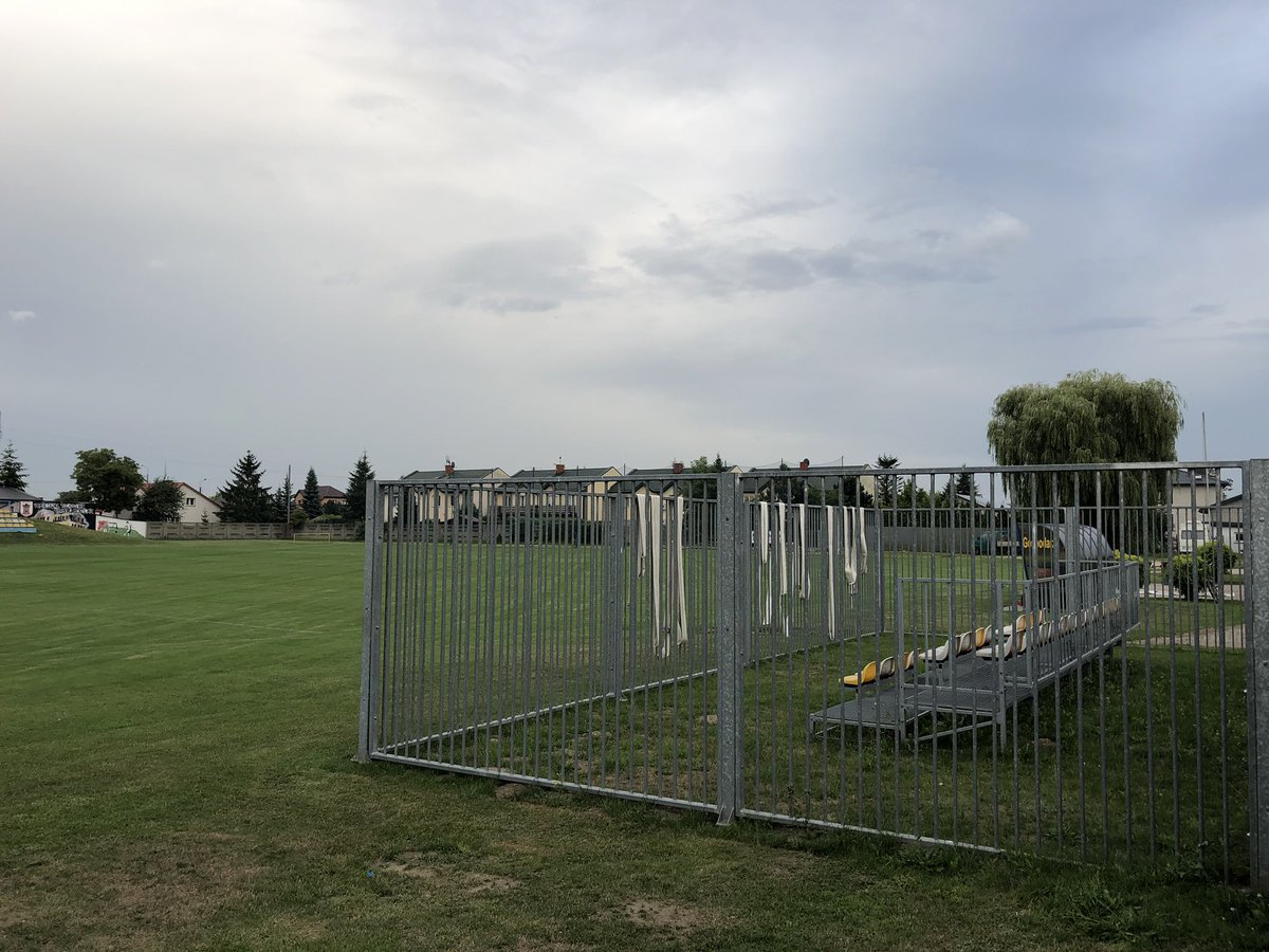 FIRST4LCFC's tweet image. Non-league football in Poland isn’t messing around. Away fans locked in a cage even at this level 😂 

KS Mszczonowianka Mszczonów away days 👏 Take note of the list of banned items 😬