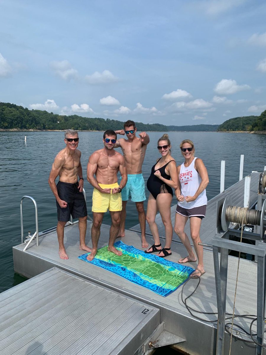 The5kdude's tweet photo. I think Katie wins the pose-off competition! https://t.co/sSDzSfBVgP