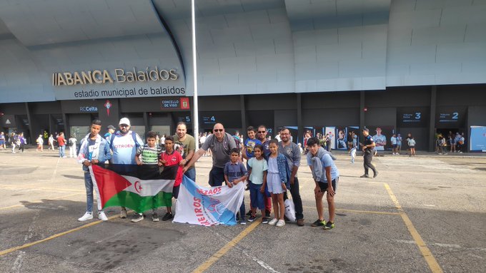 Jóvenes saharauis acuden a Balaídos con la peña Siareiros Dezaos (Foto: @SDezaos).