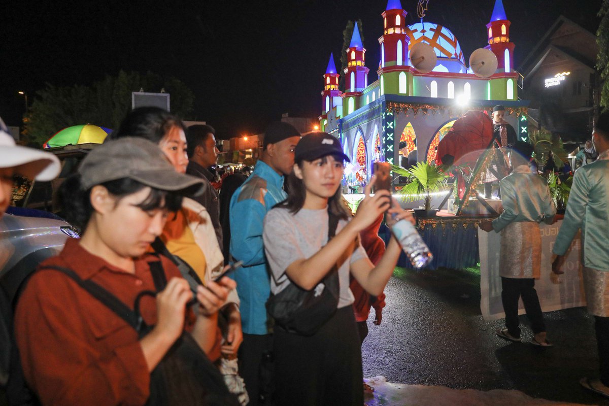 acehkini's tweet photo. Foto: Semarak Pawai Takbir Idul Adha di Banda Aceh
#acehkinifoto #lebarandiAceh #iedadha
@kumparan @iloveaceh https://t.co/27KKGhaFww
