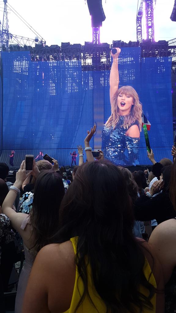 ridinshotgun13's tweet photo. @ALLT000WELL From #reptourmanchester night 1 https://t.co/SIwk75PI9c
