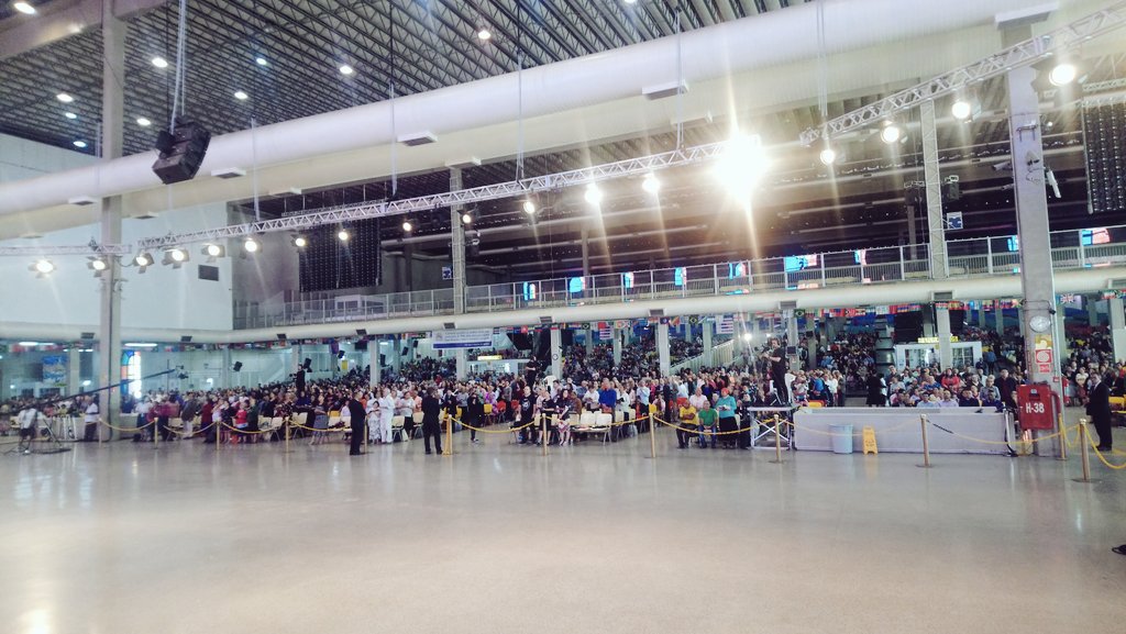 Já estamos reunidos no Culto Festivo! #JubikeudePrata #FundaçãoReviver #DeuséAmor ♥️ #VamosJuntos