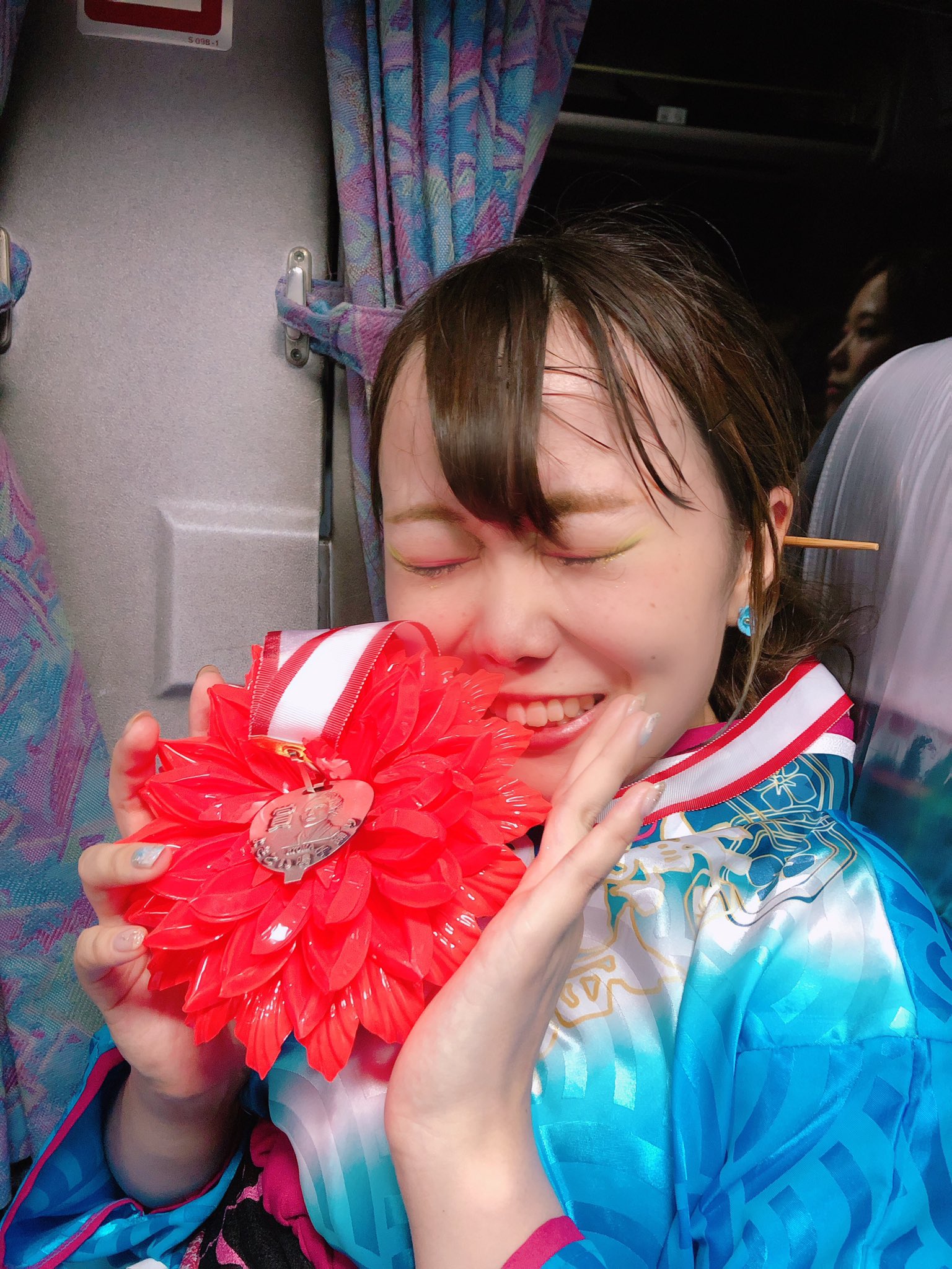 まおりーぬ 6年越しの花メダル 夢帆で踊ってた時からずっと欲しかったやつ 髪の毛ボサボサでも嬉しいっ 高知 よさこい 追手筋 花メダル T Co Ctrpjv34ya Twitter