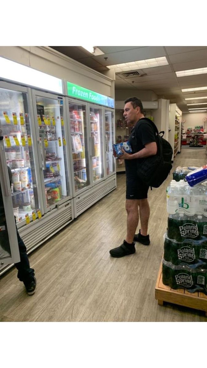 nelsonbocaranda's tweet image. Embajador ante la ONU Samuel Moncada dilucida cuál escoger ante la enorme oferta de helados (ice cream) en automercado de NewYork con más surtido que los Bicentenarios o las CLAP. En el Imperio se vive mejor por lo que parece.