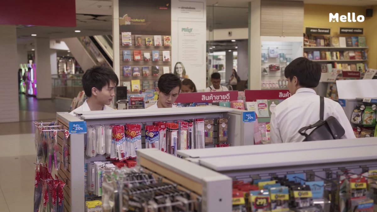 KikNeung91's tweet photo. แงงงงงง ระหว่างรอ #2Moons2 อีพีใหม่มา เลยดู #2Moons2ep5 ซ้ำ แล้วพบว่าถ่ายทำที่พาราไดซ์ พาร์คคคค แงงงงงง ทำไมไม่ได้เจอน้อง ๆ เลย พี่เดินชั้นนี้ทุกวันเลยนะ ตู้คีบตุ๊กตานอกร้านหนังสือคือไปคีบบ่อยมาก แงงงงงง😭 https://t.co/xbDqUmGX88