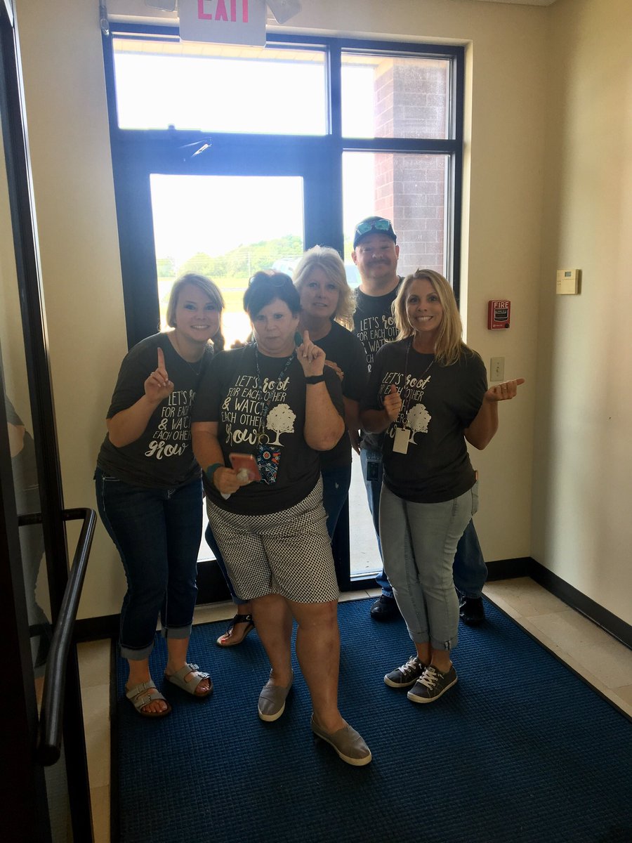 The FIRST team to arrive!!🎉 #MaplesAMAZINGrace #warriorscreate #ssdpride @MrsGarrettsK <a href="/Maple_artists/">Jenny Haddock</a> <a href="/PeckResource/">Brandon Peck</a> <a href="/MapleWarriors/">Maple Elementary</a>