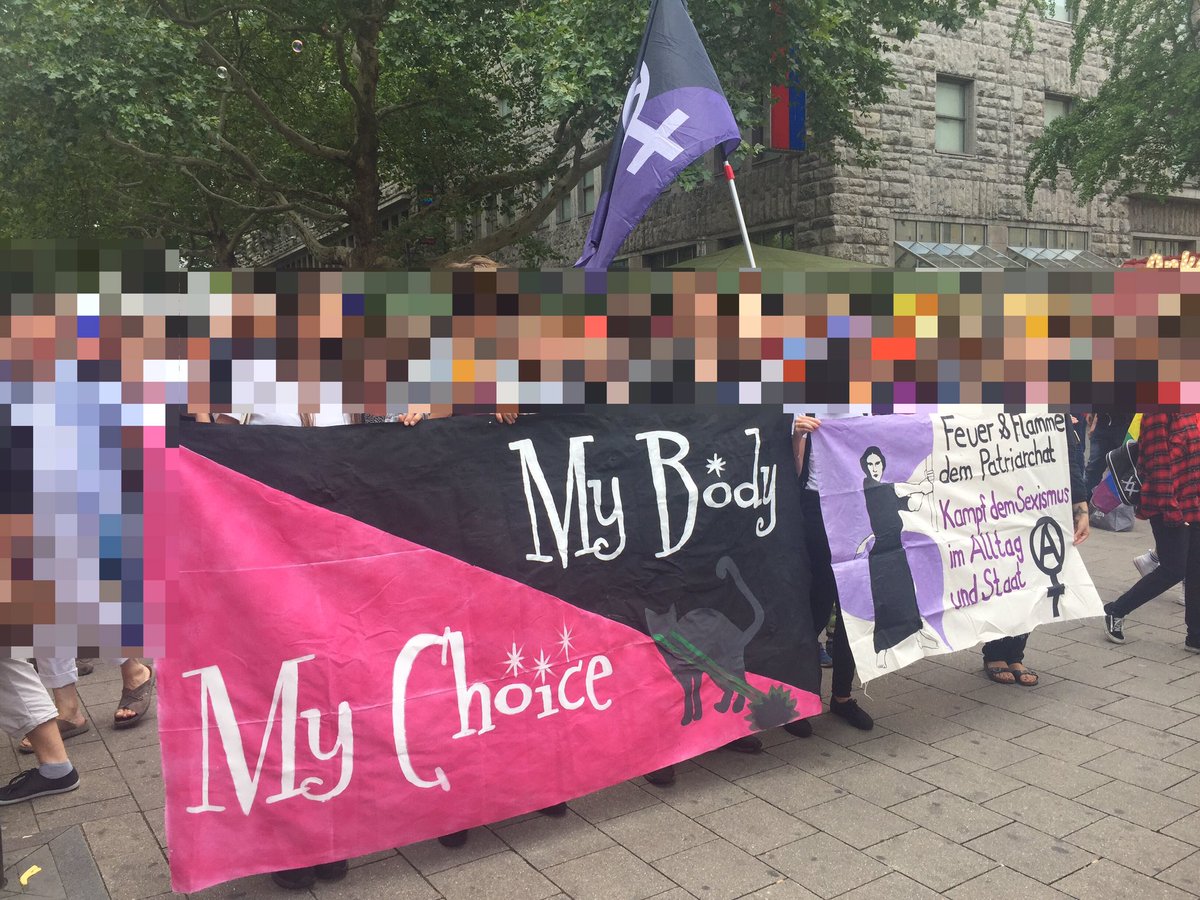 Wir waren heute auf dem #CSD in #Essen, mit Unterstützung von Genoss*innen aus dem #Ruhrpott haben wir eine #Anarchafeministische Reihe gebildet :) 🖤💜
#anarchafeminismus #feminismus #anarchismus #frauenkampf #EqualityForAll #csdessen