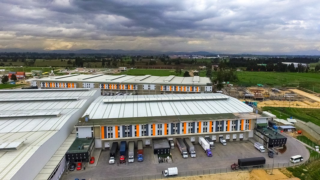 catalogistica's tweet photo. La Zona de Operaciones Logísticas, #ZOL, ubicada en Funza, cundinamarca, es el primer parque 100% logístico de Colombia, y cuenta con más de 230.000 m2 de bodegas en arriendo disponibles. Conozca más en:  https://t.co/7WDNIAi7qk https://t.co/ihX4jgphCc