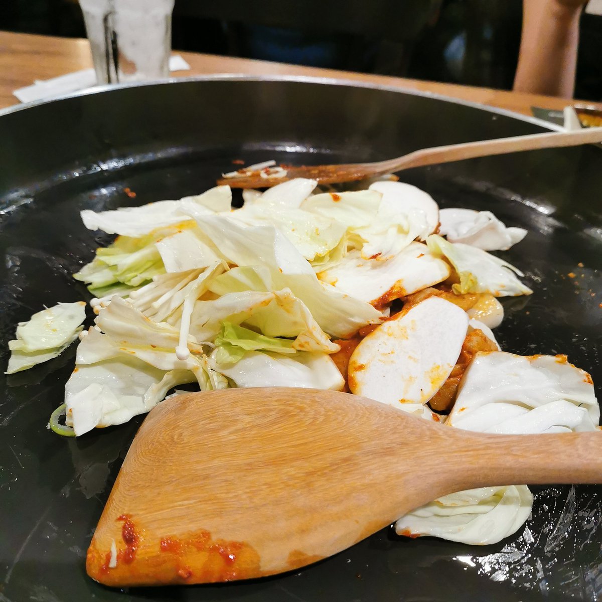 YuYY614's tweet photo. ใครดูรายการ #kangkitchen3 #kangkitchen2 แล้วอยากกินข้าวผัดของพีโอบ้าง 🙋‍♀️🙋‍♀️
แนะนำให้ไปที่ Dakgalbi เลยค่ะ
สั่งทัคคาลบี้หนึ่งชุด เพิ่มข้าวสำหรับผัด เพิ่มมอสซาเรลล่าชีส ปิ๊ง! ได้ข้าวผัดชีสอร่อยๆแล้วววว ถึงจะไม่เหมือน100% แต่แก้ขัดได้อยู่น้าาาา https://t.co/MKCnii7u7X