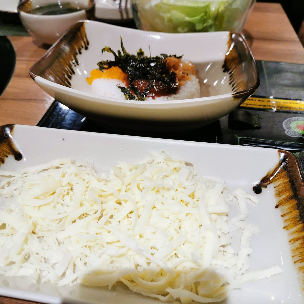 YuYY614's tweet photo. ใครดูรายการ #kangkitchen3 #kangkitchen2 แล้วอยากกินข้าวผัดของพีโอบ้าง 🙋‍♀️🙋‍♀️
แนะนำให้ไปที่ Dakgalbi เลยค่ะ
สั่งทัคคาลบี้หนึ่งชุด เพิ่มข้าวสำหรับผัด เพิ่มมอสซาเรลล่าชีส ปิ๊ง! ได้ข้าวผัดชีสอร่อยๆแล้วววว ถึงจะไม่เหมือน100% แต่แก้ขัดได้อยู่น้าาาา https://t.co/MKCnii7u7X