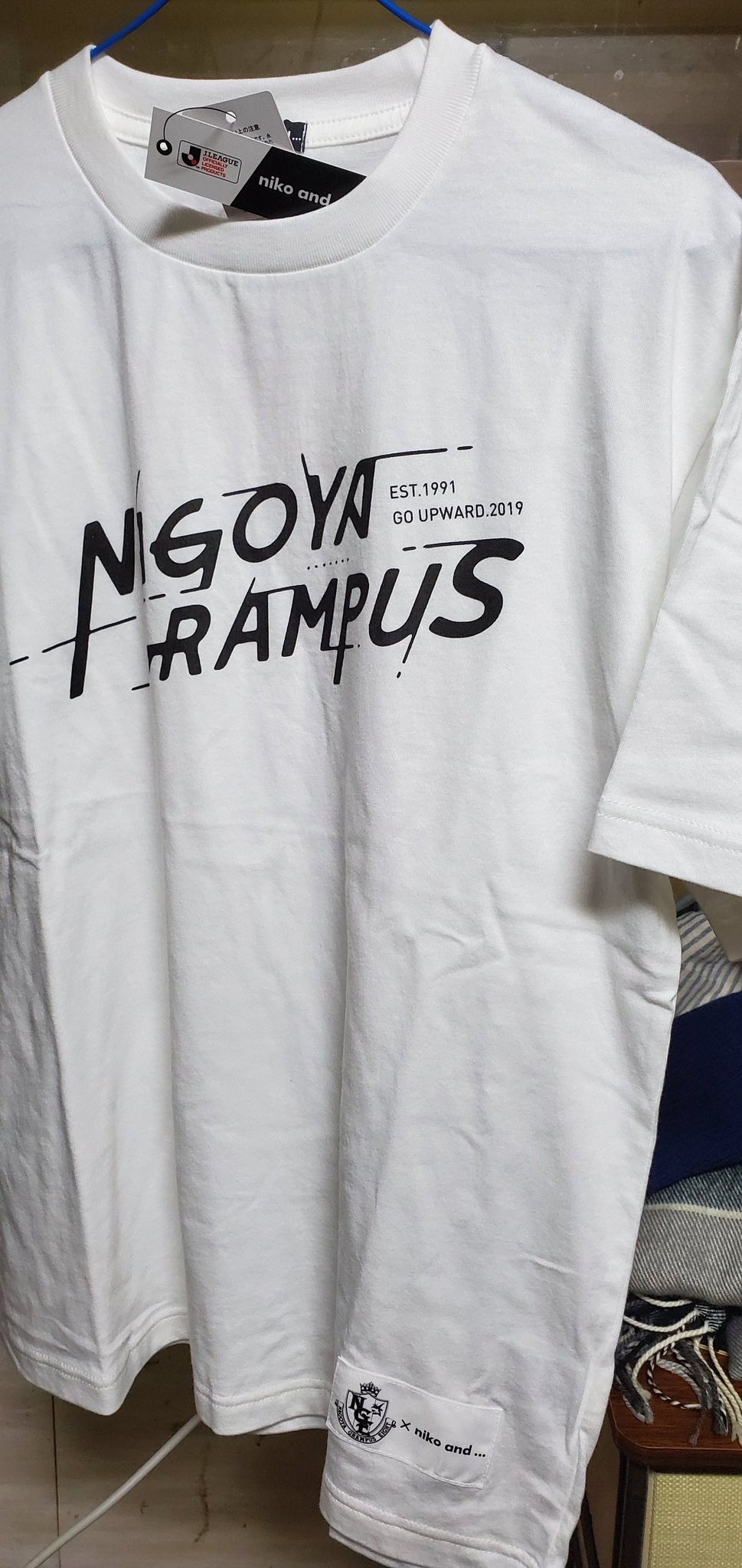 Taka ニコアンドのjリーグコラボtシャツ買ってきました W ノ 本当は二枚とも白にしようと思ったけど シャチのイラストのやつ白のmサイズが売り切れで黒にしたけど 買って来たら以外に黒の方が良かった 名古屋 グランパス ニコアンド T