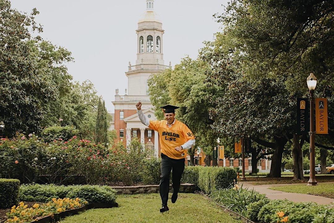 Baylor's tweet photo. When graduation is just a week away. 🥳

Here's everything you need to know about Commencement: https://t.co/seUguYs4Dz #BaylorGrad #BU19

[📸: jacobryanphotos on Instagram] https://t.co/GY6Pes0Y4R