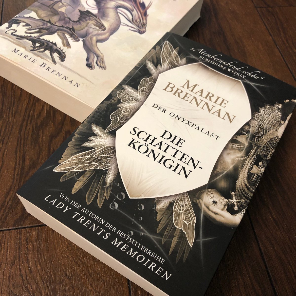 CrossCult's tweet image. Wir freuen uns sehr für Marie Brennan (LADY TRENTS MEMOIREN), die mit dem ersten Band der neuen ONYXPALAST-Reihe gleich auf dem ersten Platz der Phantastik Bestenliste August gelandet ist!
&quot;Großartige, historische Fantasy, mit viel Liebe zum Detail.&quot; #CrossCult #MarieBrennan