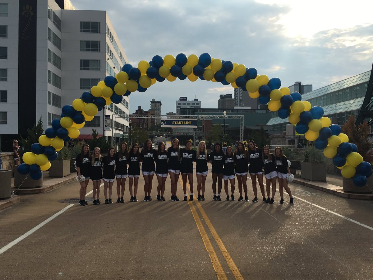 BHSDT cheering on runners in the Butterfly 🦋 Dash and Burger 🍔 Bash this morning! #givingback #communitysupport @coachtatebhs <a href="/bhsdawgs/">Bearden High School</a>