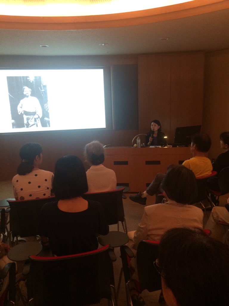 Mucha_TAKAOKA's tweet photo. 本日は兵庫県立美術館学芸員の小野尚子さんに
「ミュシャ作品と装���―パリ・プラハ時代を中心に」と題してご講演いただきました！

明日はイラストレーターでこりんさんによるワークショップが開催されます！
定員に達し次第締め切りとなりますが当日受付も可能です(*'▽'*)
#ミュシャ展 #高岡市美術館 https://t.co/dLmCgM2Eso
