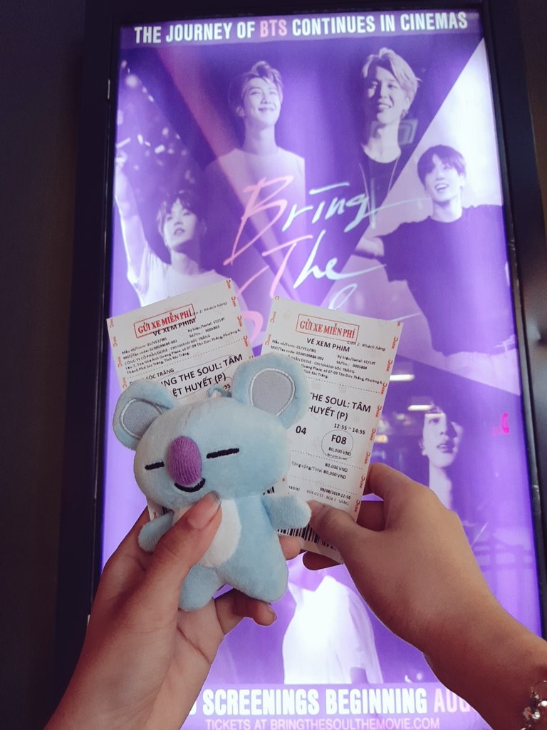 BTSRM710's tweet photo. Cũng lặn lội để đi xem... bây giờ vẫn còn nhiều cảm xúc đọng lại. 😊😂😢#MPN #BTS #ARMY @BTS_twt  #BRINGTHESOUL_THEMOVIE https://t.co/iFenEqj2L8