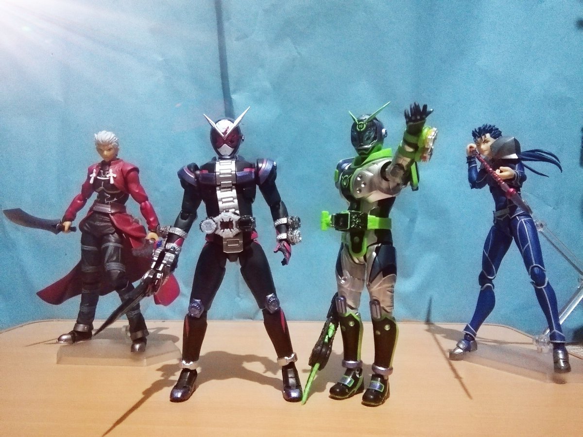 今頃グリッドマンにはまった レジェンド 夜のフィギュア撮影会 テーマ 未来 祝え 全ライダー の力を受け継ぎ 時空を超え 過去と未来をしろしめす時の王者 その名も仮面ライダージオウ 二人のサーヴァントを召喚した瞬間である ウォズとアーチャー