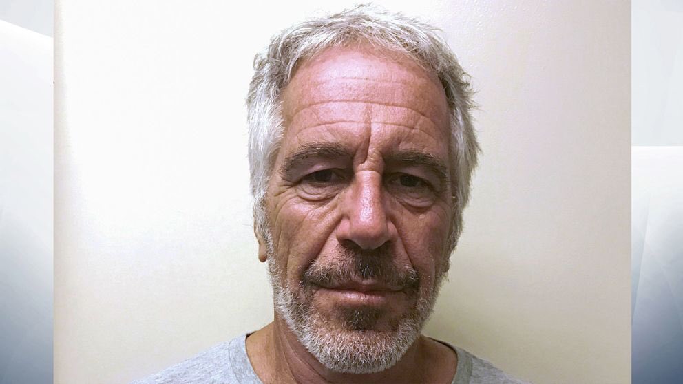 Hadok184U's tweet image. Sex offender Jeffrey Epstein kills himself in prison - US media reports
news.sky.com/story/sex-offe… - Wow?! He knew he was never gonna get an easy sentencing....⁦@SkyNews⁩ #JeffreyEpsteinArrest