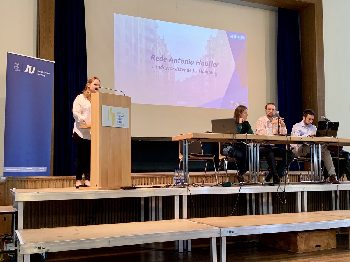 CarstenOvens's tweet photo. Emotionen beim #HHT19: @AntoniaNiecke blickt zurück auf mehr als acht Jahre im Landesvorstand der @JUHamburg, davon 2,5 Jahre als Landesvorsitzende. Wir sagen Danke, Toni! https://t.co/zB1vCe7y0I