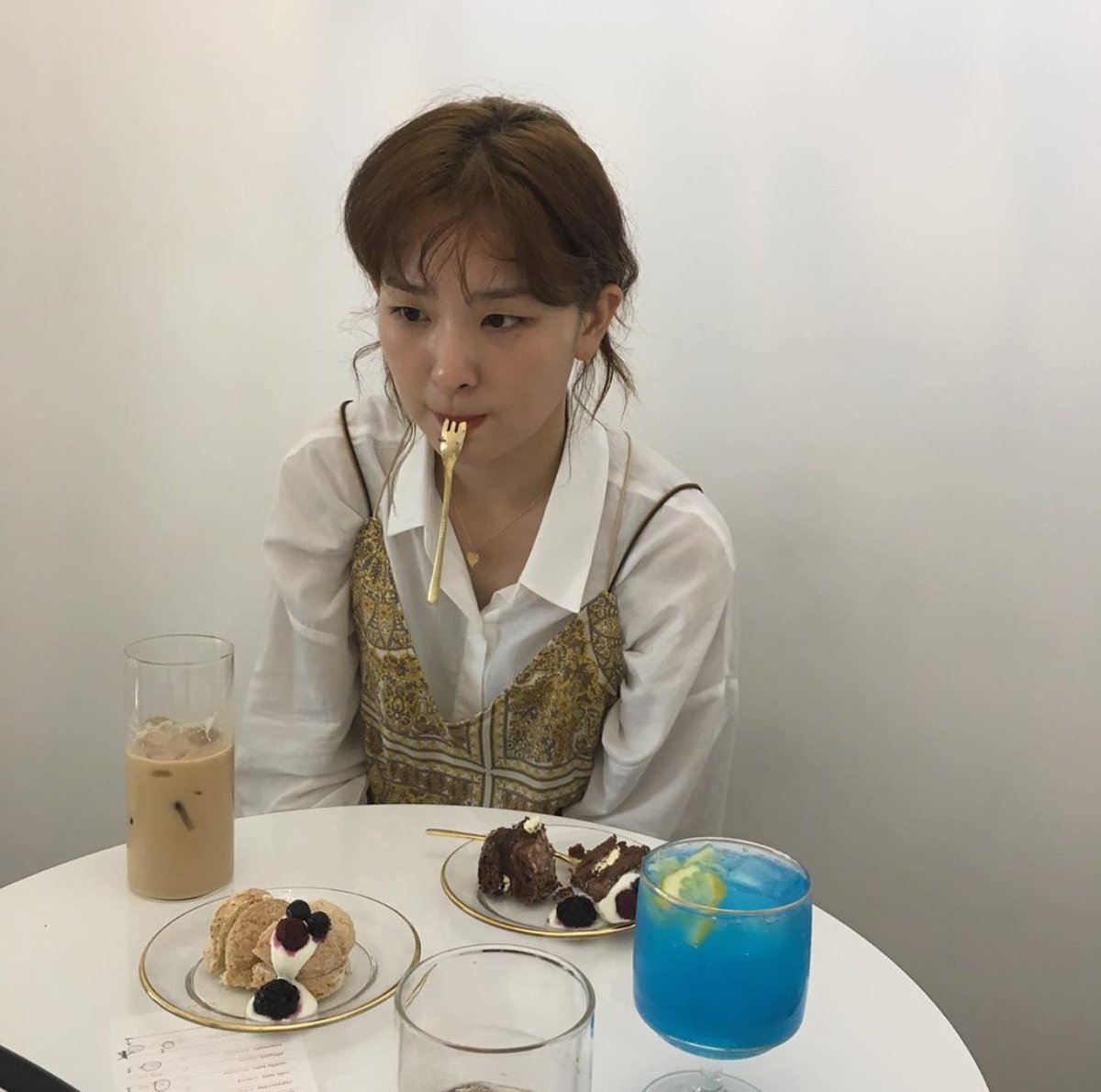 TetehSeulgi0210's tweet photo. bentar ya, saya masih malming sama teteh nih https://t.co/6MC6oAjntK