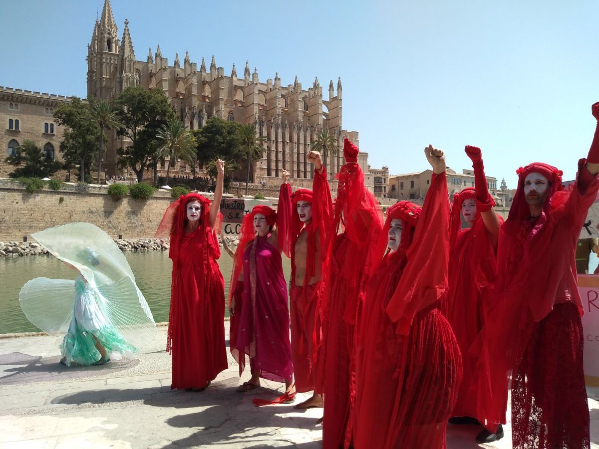 ⚠️ Rebeldes de <a href="/XRMallorca/">Extinction Rebellion Mallorca</a> y <a href="/XRIbiza/">Extinction Rebellion Ibiza</a> bloquean el Paseo Marítimo de Palma (la MA-19) y despliegan una pancarta de 18 metros en el muro de la Catedral para protestar contra la inacción política del Parlament balear. ¡Es una Emergencia!