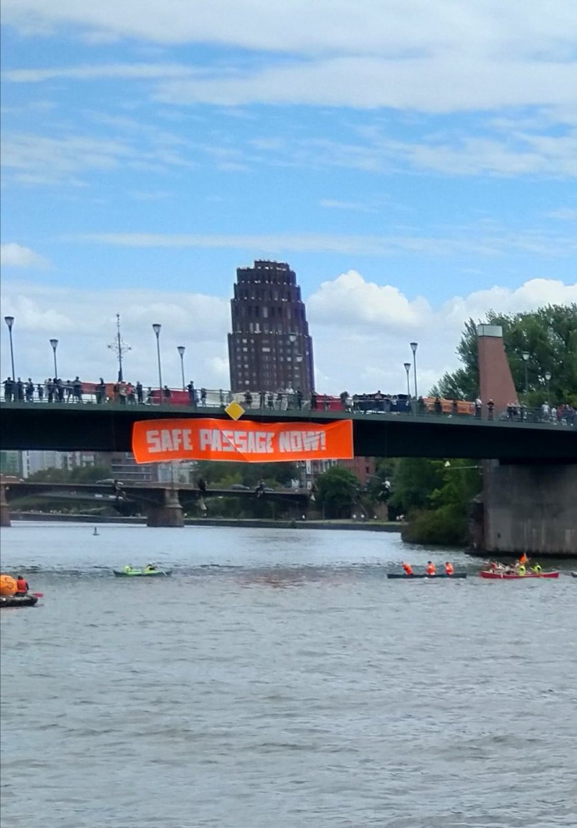 astafrankfurt's tweet photo. SAFE PASSAGES NOW
Blockade des Mains durch Aktivist*innen von der @SeebrueckeFfm! #seebruecke #frankfurt #keinmenschistillegal https://t.co/MEQm6RwSSD