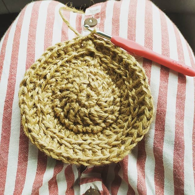 MadebyMeghanUK's tweet photo. Jute circle bag. Passenger side crochet. #crochetersofinstagram #crochet #jutebag #circlebag #instagram https://t.co/CB2jG8gLSk https://t.co/1pgdNIDIeb
