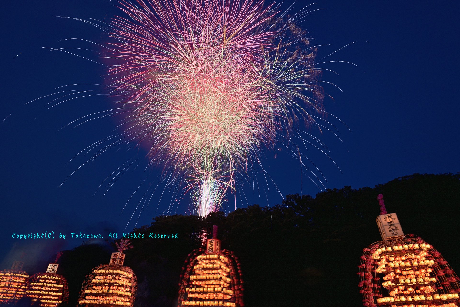 Shibazakurac 寄居玉淀水天宮祭花火大会19 埼玉県寄居町の寄居玉淀水天宮祭花火大会 水天宮祭は 関東一の 水祭り として有名 鉢形城跡から打ち上げられる花火と川面に浮かぶ神秘的な舟山車とのコラボを撮ってみました 19年8月3日撮影