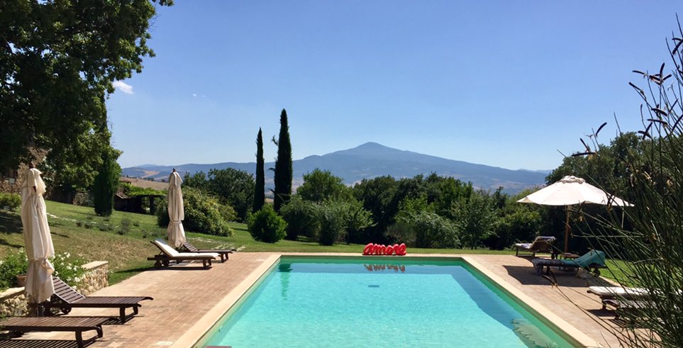 RosaPolacco's tweet photo. I clienti che preferisco?
Quelli che se ne vanno in giro a scoprire le meraviglie della Val d’Orcia e mi lasciano la piscina deserta, tutta per me.
#vitadicampagna #lemacchie https://t.co/OHvz7pHQgn