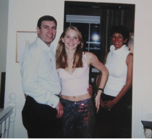 Ici le Prince Andrew avec1 des victimes dans ses bras (oui elle sourit donc elle est heureuse, elle n& #39;a pas pu être contrainte à coucher avec ces hommes dirons les gens mais bon elle restait une fille de 16 ans) à droite s& #39;est "la Madame" qui fournissait les filles à Espstein.