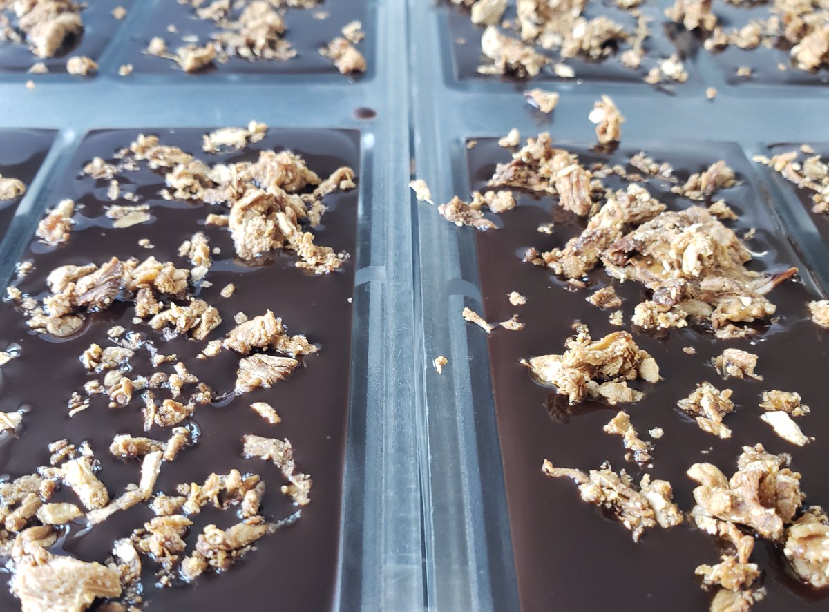 ORANGE + PINEAPPLE + DARK CHOCOLATE! 

#YXE #saskatoon #farmersmarket #sk #orange #pineapple #tropical #fruit #chocolate