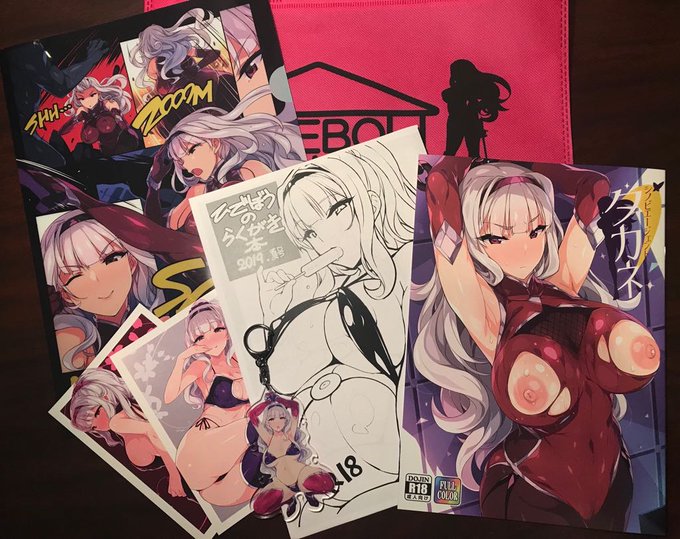 明日頒布する新刊セットの実物です!イヤホンコードホルダー何度も試作した甲斐あっていい感じに出来てるし本の印刷も大変綺麗にしてもらったので是非是非! 