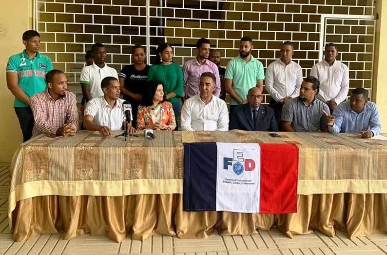 FelabelSede's tweet photo. #ATENCIÓN MEDICINA #UASD: Federación de Estudiantes Dominicanos #FED) por intermediación del Presidente FED-La Vega @JoanAbreu24>#FELABEL logró del Diputado Mario Hidalgo no volver a introducir el Ante Proyecto del Examen Único de Residencias Médicas ante la Cámara de Diputados. https://t.co/uo10BuPVew
